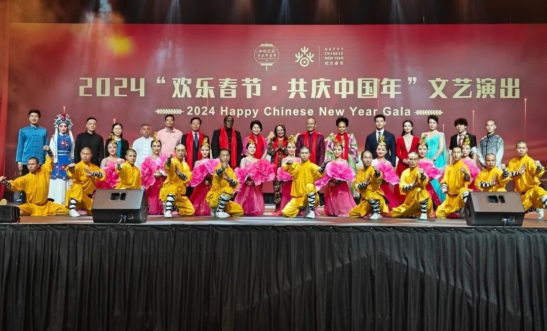 全體嘉賓和演員合影。中國駐南非大使館供圖