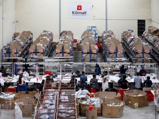 2023年11月11日，在肯尼亞姆洛隆戈，Kilimall員工在倉庫內(nèi)工作。新華社記者 李亞輝 攝
