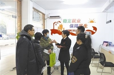  圖③：調(diào)解后，法官現(xiàn)場向當(dāng)事人做釋法析理工作。