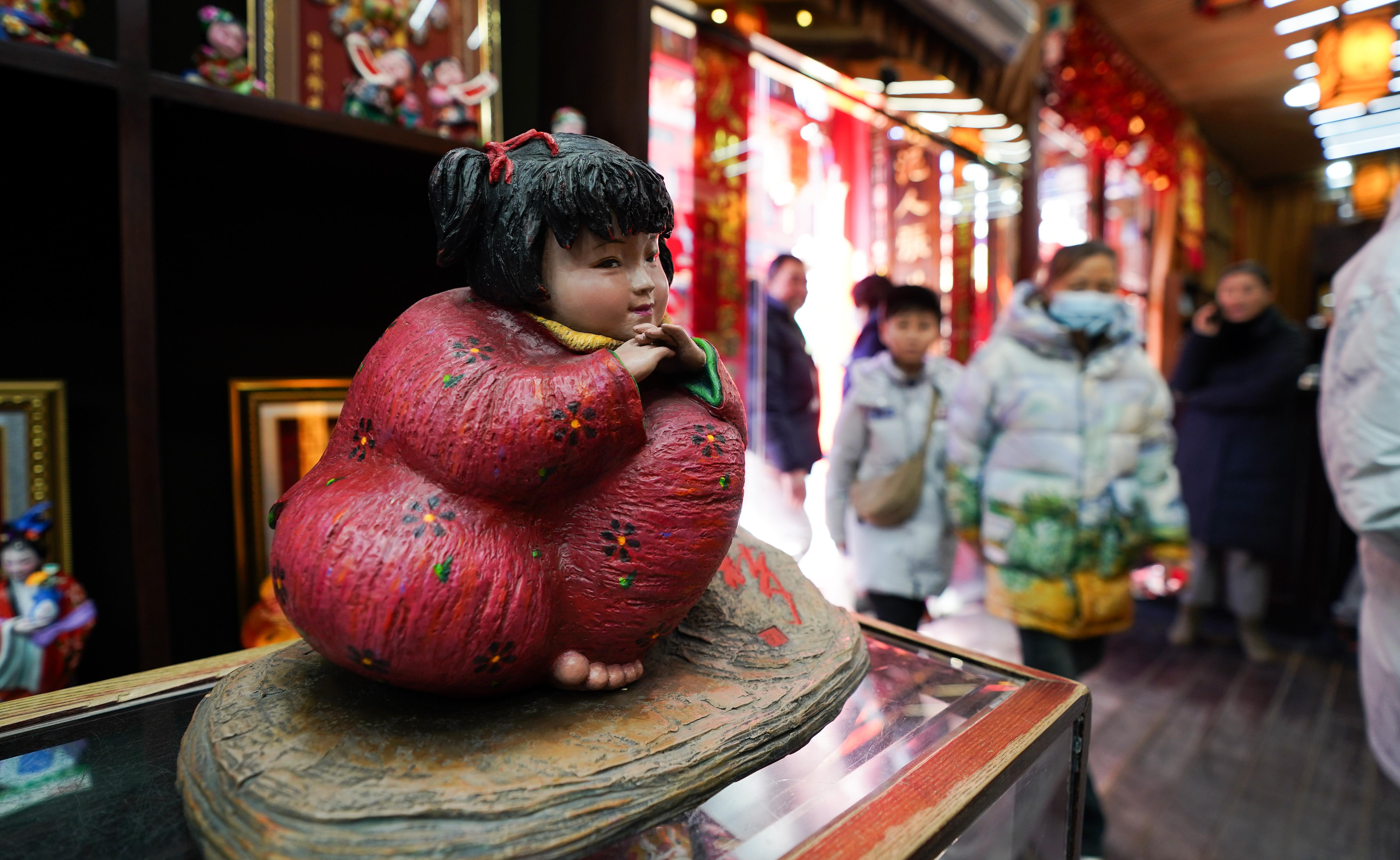 △泥人張彩塑是天津的傳統(tǒng)民間手工藝品，為天津市首批國(guó)家級(jí)非物質(zhì)文化遺產(chǎn)。（總臺(tái)國(guó)廣記者李晉拍攝）