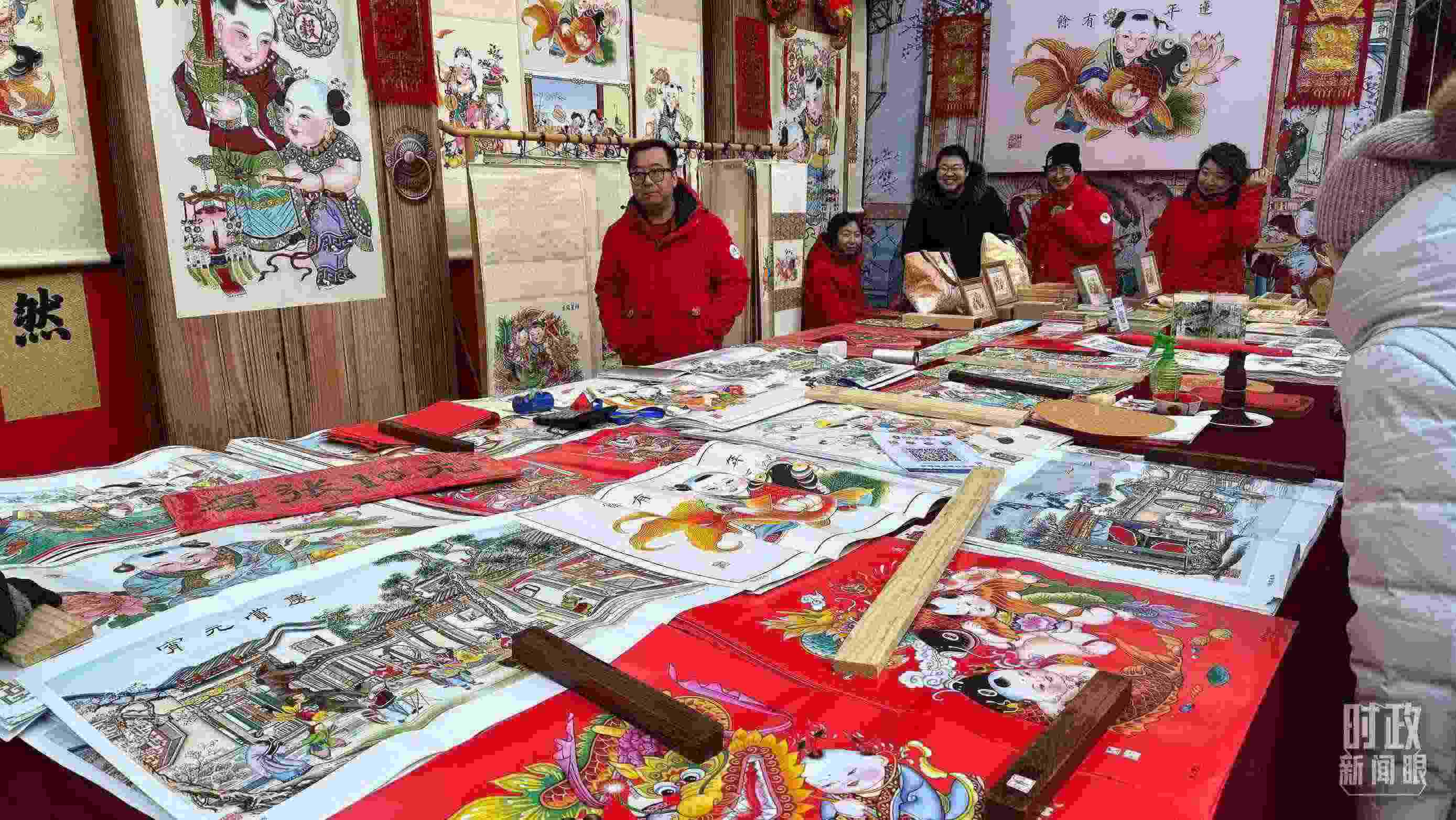 △市民們正在天津古文化街選購年畫。（總臺央視記者黎兵拍攝）