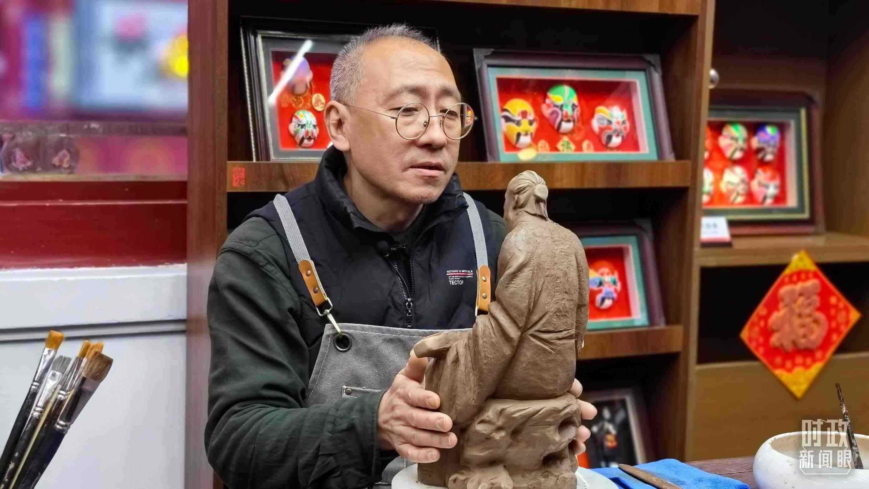 △“泥人張”的匠人正在雕塑。（總臺央視記者潘毅拍攝）