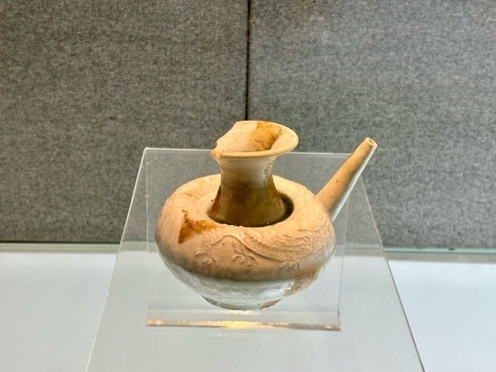 德化縣陶瓷博物館收藏的龍紋軍持。人民網(wǎng)記者 金慧慧攝