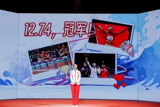 “何以中國(guó)·向海泉州”網(wǎng)絡(luò)主題活動(dòng)現(xiàn)場(chǎng)，林雨薇講述奪冠經(jīng)歷。泉州廣播電視臺(tái)供圖