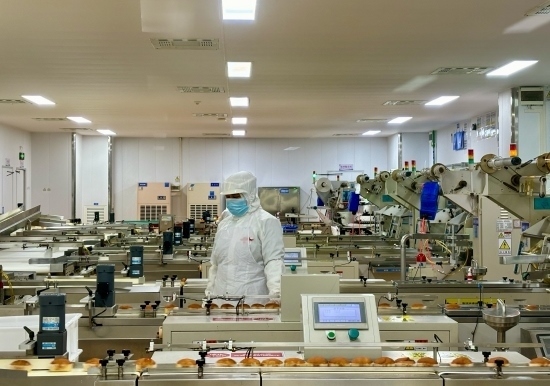 盼盼5G智慧工廠生產線正在進行產品質檢。人民網(wǎng)記者 金慧慧攝