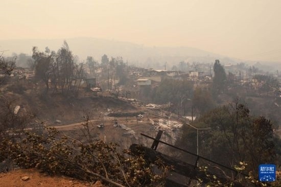 這是2月3日在智利瓦爾帕萊索大區(qū)比尼亞德爾馬市拍攝的在森林火災(zāi)中燒毀的房屋。新華社發(fā)