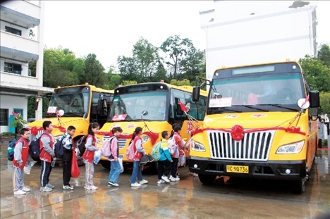 △2023年9月28日，湖北竹山縣校園直通車全域開通后，學(xué)生在有序排隊乘車。第二批主題教育開展后，竹山縣將實(shí)施農(nóng)村道路暢通工程作為為民辦實(shí)事的重要內(nèi)容。