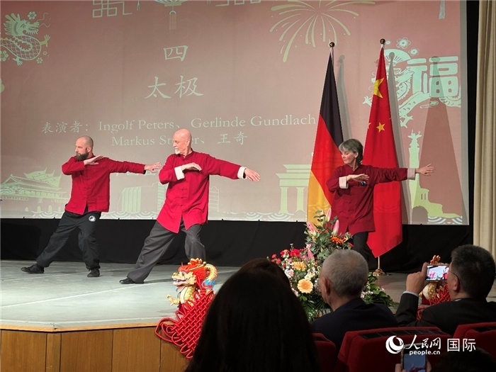 太極，表演者：Ingolf Peters、Gerlinde Gundlach、Markus Stüber