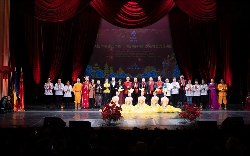 圖為韓大使、羅政府高官與泉州藝術團演員合影。中國駐羅大使館文化處供圖。