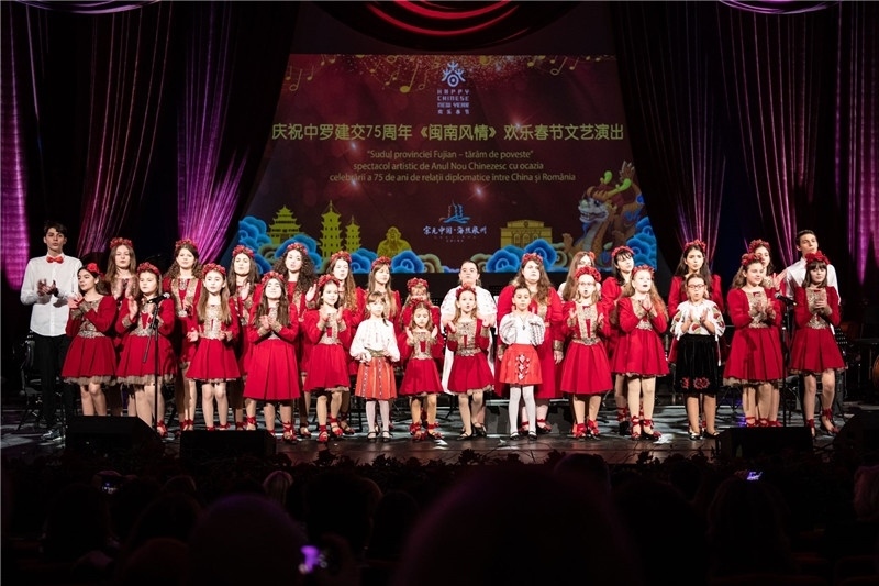 圖為羅小快板兒童合唱團在演唱中文歌曲。 中國駐羅大使館文化處供圖。