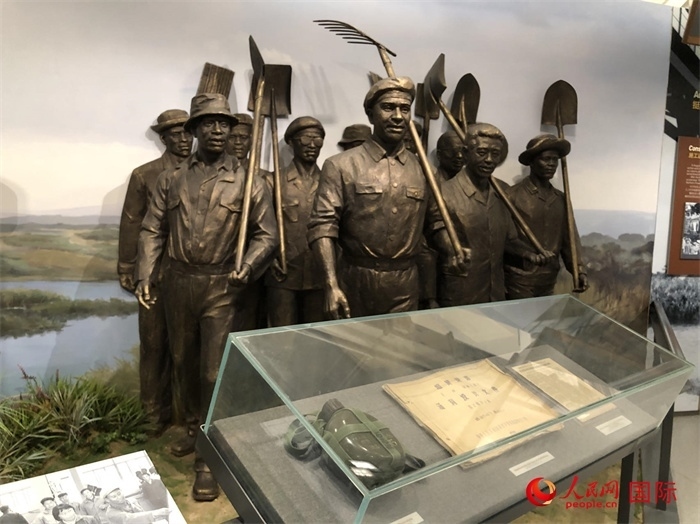 紀念園中展覽的筑路場景 。人民網(wǎng)記者 黃培昭攝