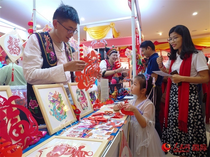 活動現(xiàn)場的剪紙展示。人民網(wǎng)記者 謝佳君攝