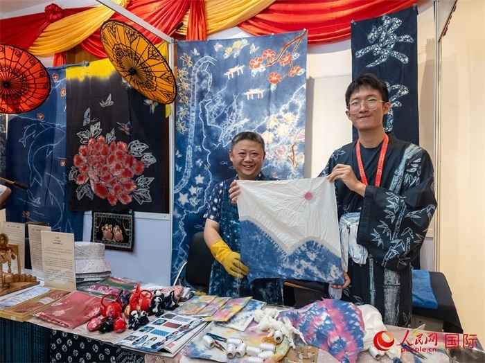 活動現(xiàn)場的扎染展示。人民網(wǎng)記者 謝佳君攝