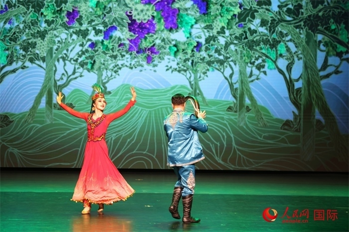 2日在阿聯(lián)酋迪拜舉行的大型音舞詩(shī)畫《新疆是個(gè)好地方》文藝演出。人民網(wǎng)記者 任皓宇攝