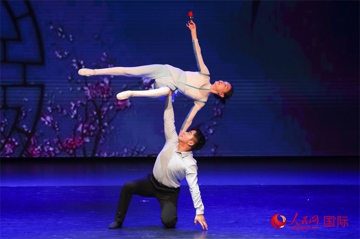 2日在阿聯(lián)酋迪拜舉行的大型音舞詩(shī)畫《新疆是個(gè)好地方》文藝演出。人民網(wǎng)記者 任皓宇攝