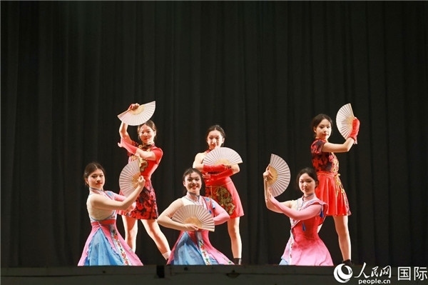 燈光秀匯演現(xiàn)場(chǎng)節(jié)目精彩紛呈。人民網(wǎng)記者 陳海琪攝