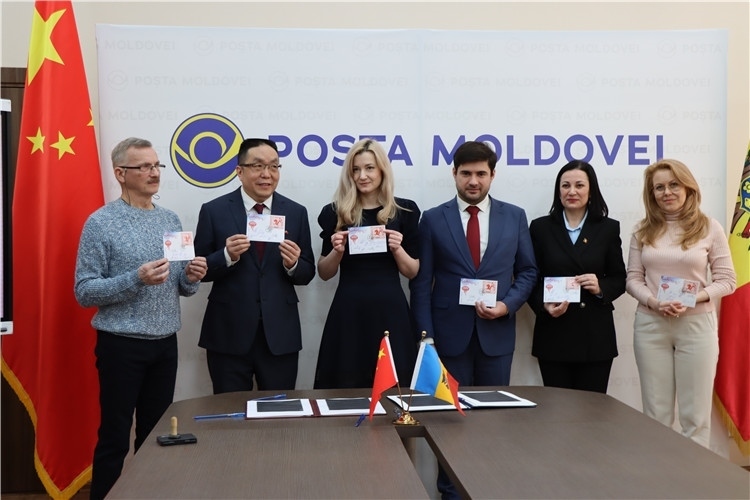 摩爾多瓦首發(fā)龍年生肖郵票。中國駐摩爾多瓦大使館供圖
