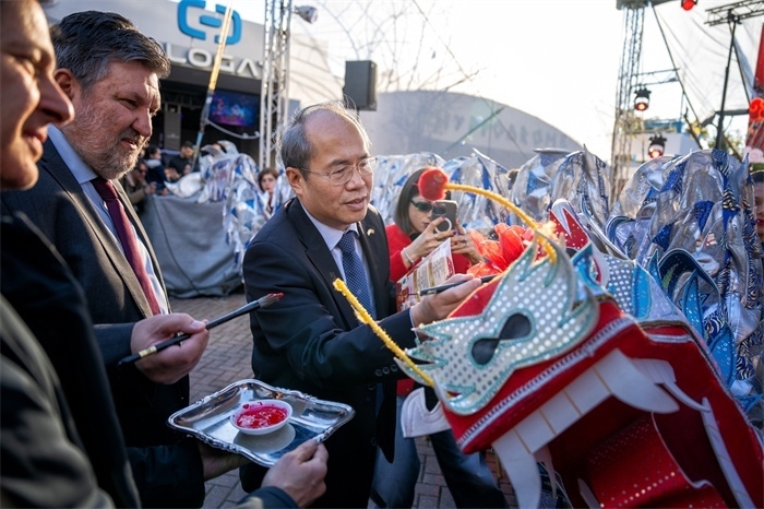 中國駐希臘大使館大使肖軍正與希方嘉賓為舞龍點睛?！吨邢r報》供圖