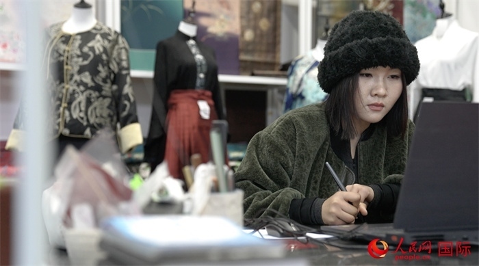 1月23日，在山東省菏澤市曹縣有愛云倉直播基地，張子晨正在設(shè)計(jì)漢服。 人民網(wǎng)記者 袁蒙攝