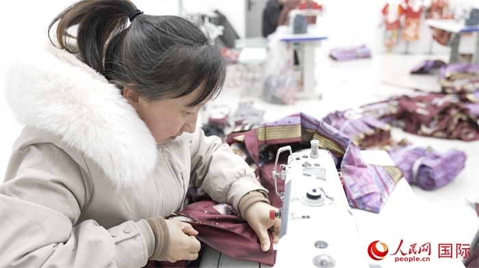 1月24日，在山東省菏澤市曹縣大集鎮(zhèn)云牧服飾有限公司，高燕正在縫制馬面裙。 人民網(wǎng)記者 袁蒙攝