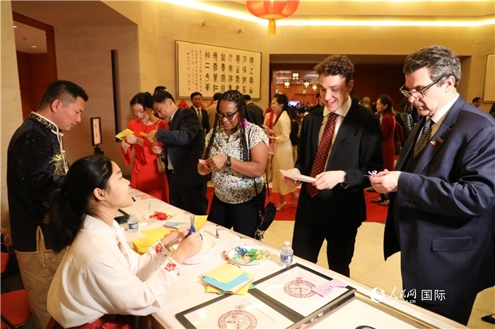 圖為美國民眾體驗(yàn)中國春節(jié)民俗。人民網(wǎng)記者 李志偉攝