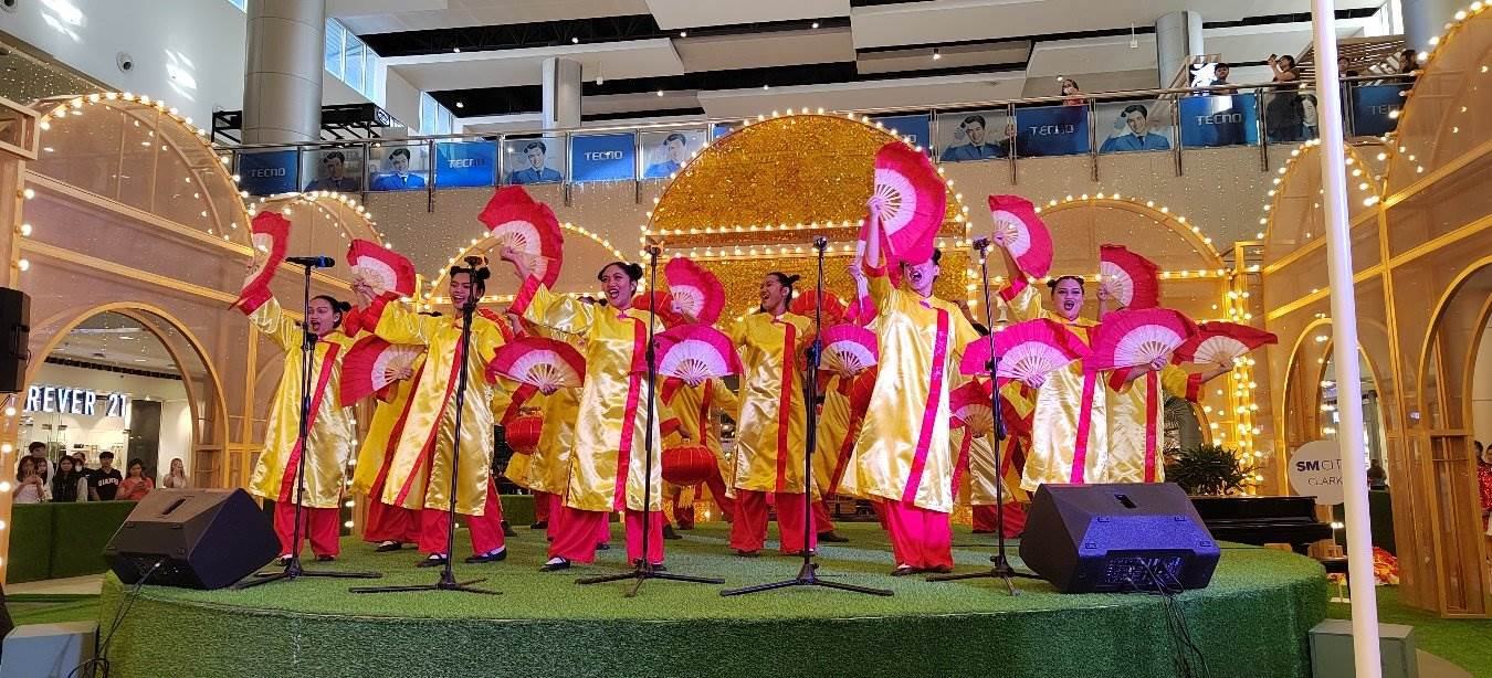 開幕式上活力四射的文藝節(jié)目引得觀眾陣陣喝彩。紅溪禮示大學孔子學院 供圖