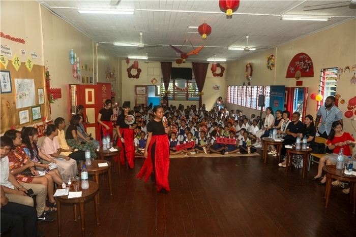 中華學(xué)校學(xué)生表演扇子舞。