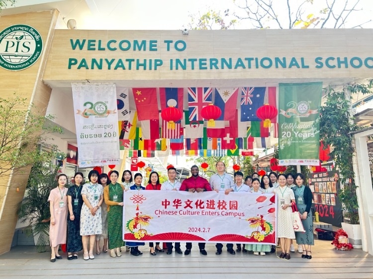 駐老撾使館政治處主任杜長(zhǎng)青與白云碧國(guó)際學(xué)校校方、參會(huì)志愿者教師合影。活動(dòng)主辦方供圖