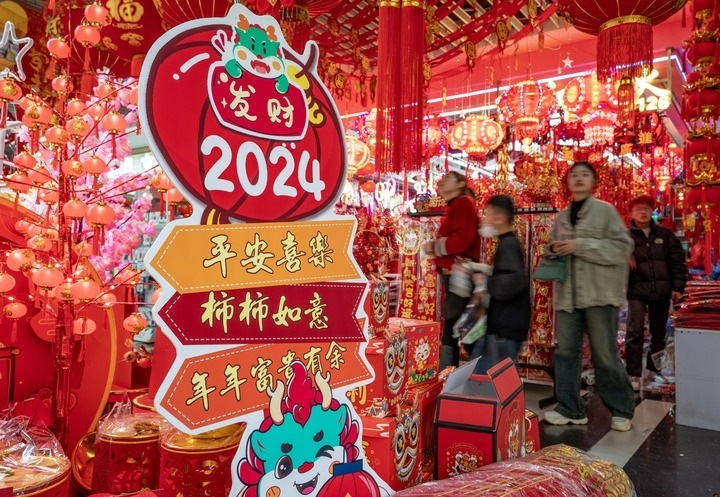 1月11日，顧客在昆明新螺螄灣國際商貿(mào)城選購節(jié)日飾品。新華社記者 陳欣波 攝