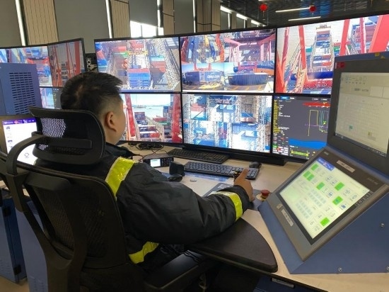 圖為寧波舟山港梅山港區(qū)遠(yuǎn)控操作室內(nèi)，橋吊司機(jī)在遠(yuǎn)程控制橋吊裝卸。新華社記者魏一駿 攝