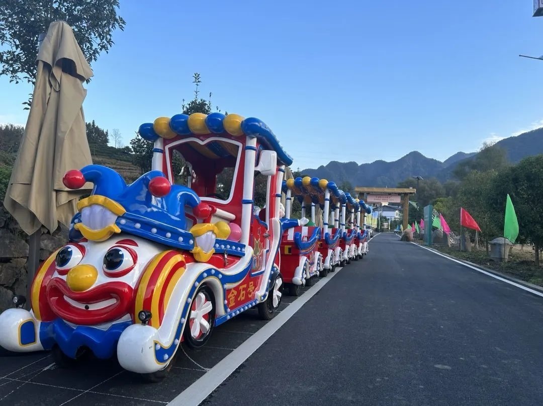 2023年10月，金石村集體出資購買了兩輛無軌觀光小火車。紫陽縣融媒體中心供圖