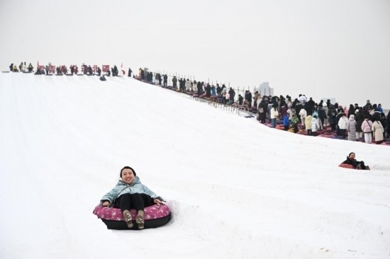 圖為1月18日，市民在內(nèi)蒙古賽馬場(chǎng)滑雪圈。新華社記者 貝赫 攝