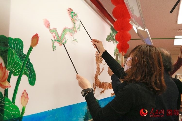 皮影戲表演。人民網(wǎng) 許可攝