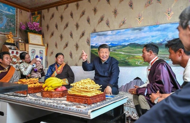 △2021年6月8日，習(xí)近平總書(shū)記在青海海北藏族自治州剛察縣果洛藏貢麻村，同藏族牧民索南才讓一家人圍坐在客廳聊家常。