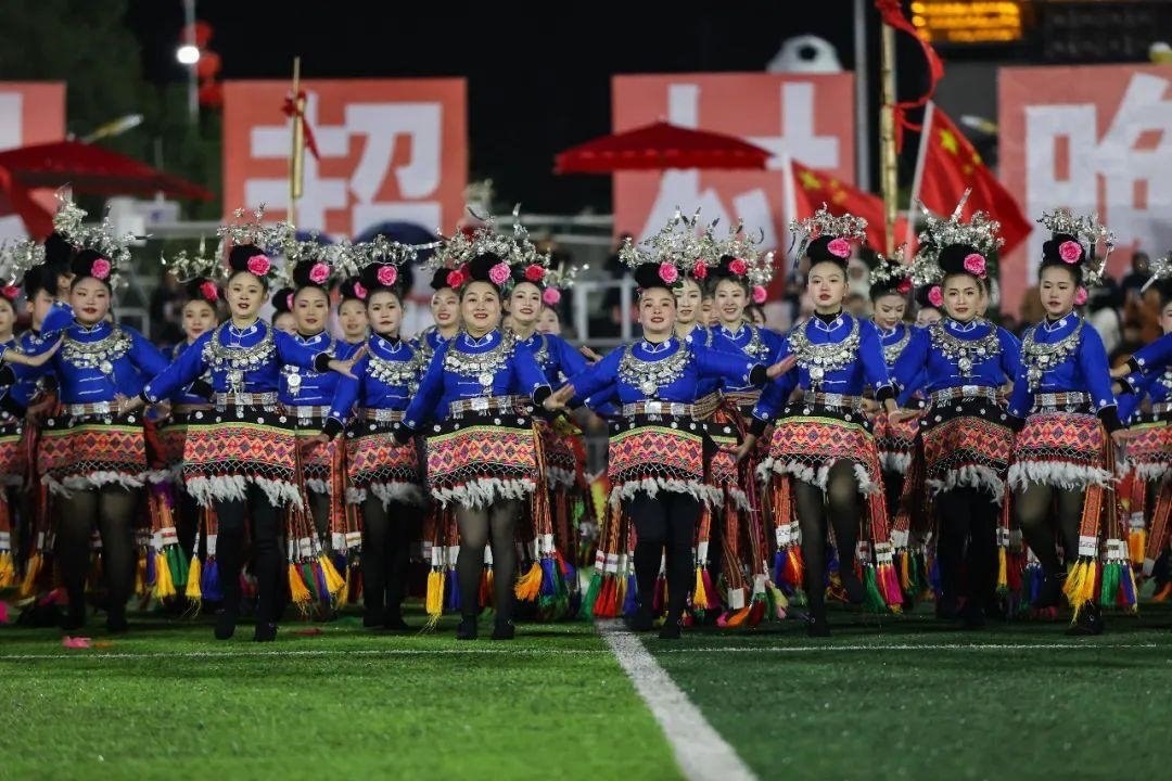 △2024年2月3日，2024年全國(guó)“村晚”示范展示活動(dòng)暨貴州“村超村晚”系列活動(dòng)之一的民族文化展演，在榕江縣“村超”足球場(chǎng)舉行。