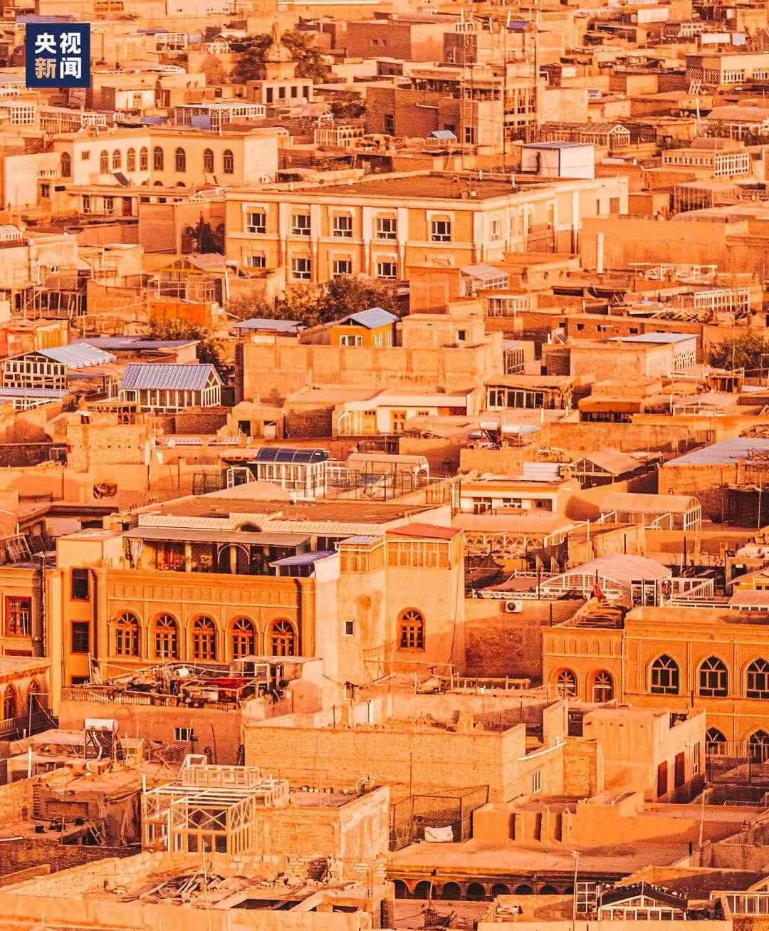 △喀什古城在天山和昆侖山的守護(hù)下，留住了千年前的樣子。