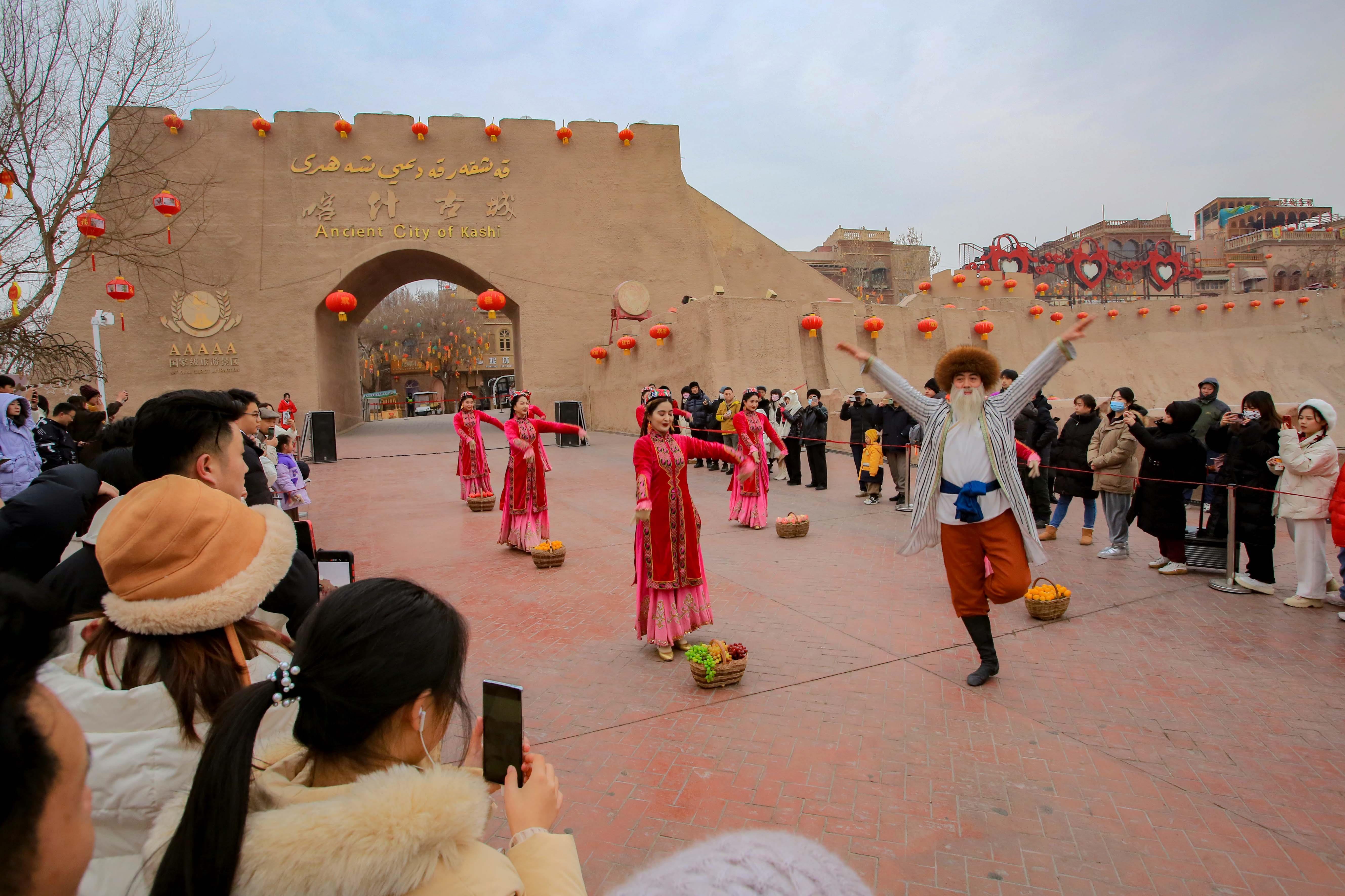 △2024年2月4日，演員在新疆喀什古城入城儀式上表演舞蹈。