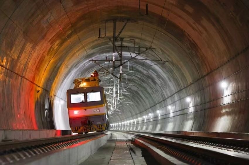 凌晨，接觸網(wǎng)作業(yè)車的燈光紅黃相間。胡鵬攝