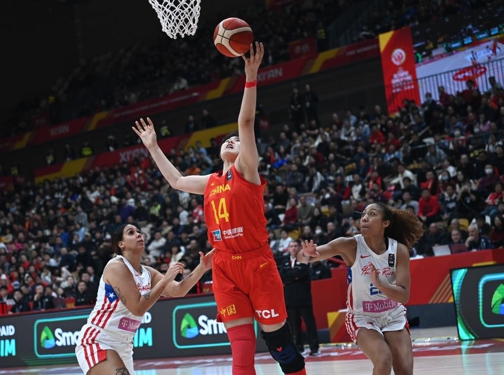 2月11日，中國隊(duì)球員李月汝（中）在比賽中上籃。新華社記者 李一博 攝