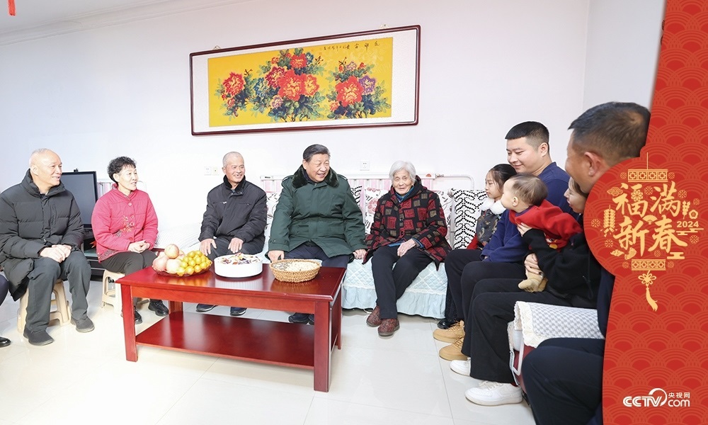 2024年2月1日，習(xí)近平總書記在天津市西青區(qū)辛口鎮(zhèn)第六埠村考察時(shí)，同村民杜洪剛一家人親切拉家常。