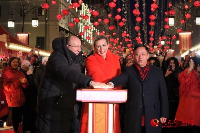 張漢暉、扎哈羅娃、科茲洛夫（從右至左）共同按下活動啟動按鈕。于子恒攝