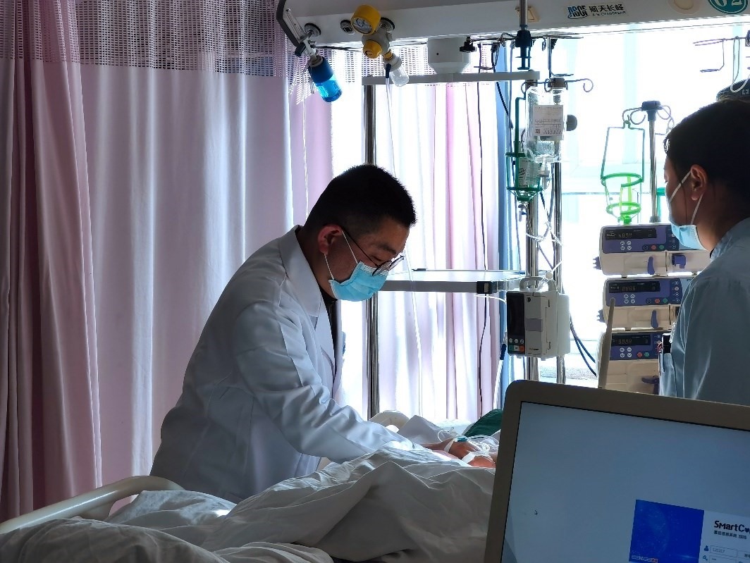 徐晉偉正在觀察患者體征。人民網(wǎng)記者 栗翹楚攝