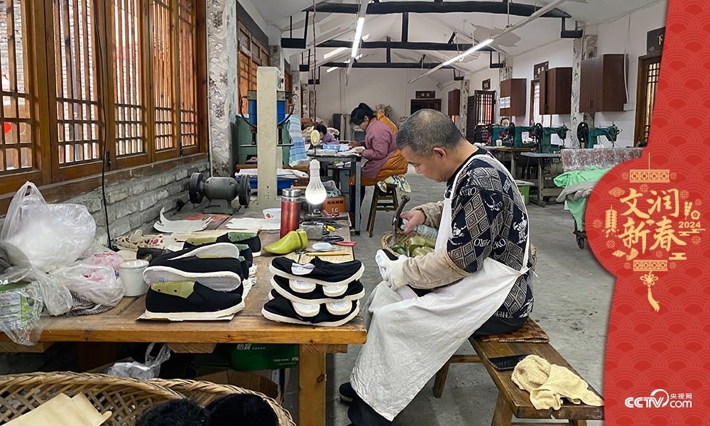 唐昌布鞋坊內(nèi)的工人正在趕制布鞋。王凡攝