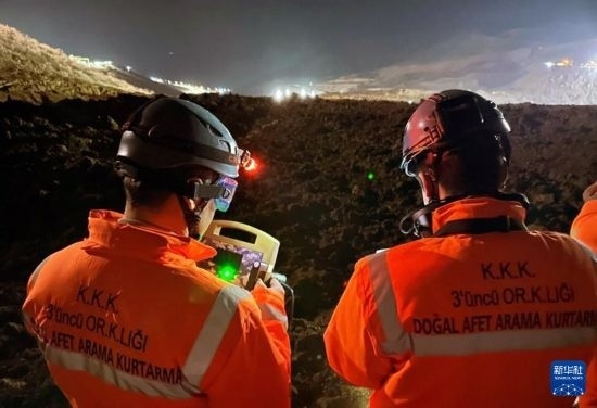 2月13日，救援人員在土耳其東部埃爾津詹省伊利奇區(qū)礦難現(xiàn)場工作。新華社發(fā)（穆斯塔法·卡亞攝）