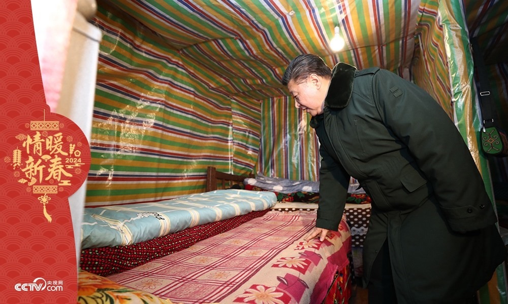 2018年2月11日，習(xí)近平總書記在四川三河村貧困戶吉好也求家中看望。