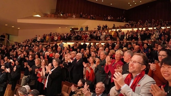 中德觀眾觀看中央民族樂團“”天地永樂·中國節(jié)“”音樂會。中國駐德國大使館供圖