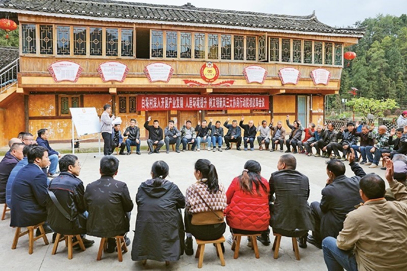 圖為2023年4月6日，貴州省黔東南苗族侗族自治州施秉縣白垛鄉(xiāng)白垛村村民在討論產(chǎn)業(yè)發(fā)展、人居環(huán)境提升、鄉(xiāng)村文明建設(shè)相關(guān)事宜。 人民圖片 磨桂賓/攝