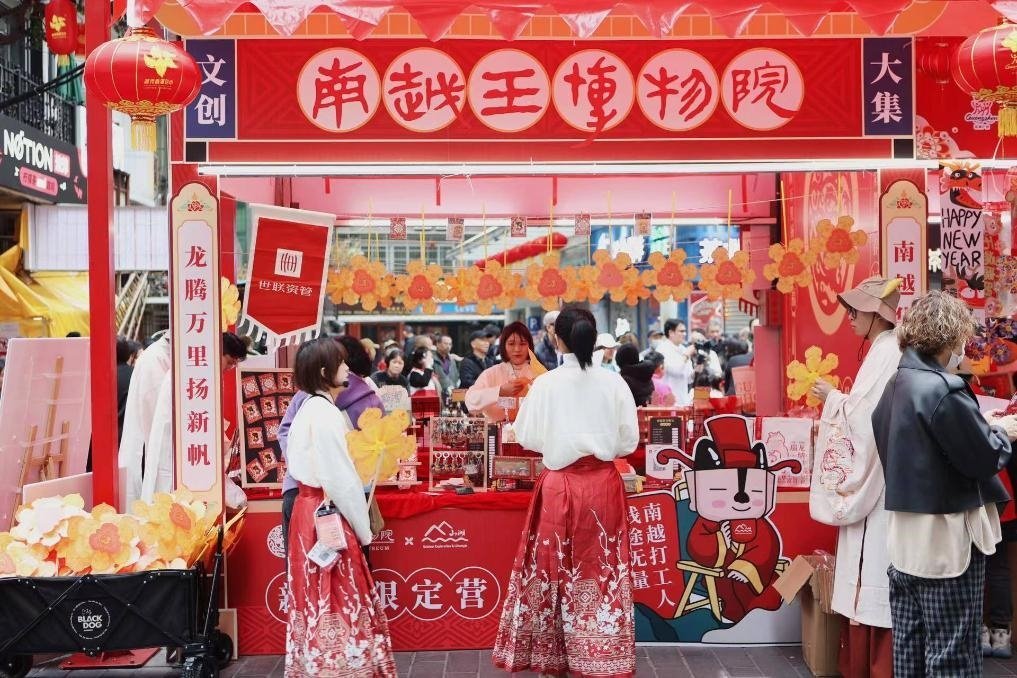 在西湖花市的南越王博物院攤位，文創(chuàng)與花市的跨界融合吸引了不少市民游客駐足。（南越王博物院供圖）