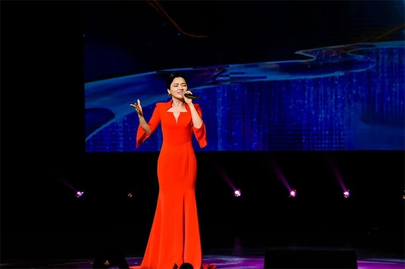 女高音歌唱家陳思思演唱《但愿人長久》。趙 靖攝