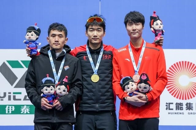 1月12日，“十四冬”速度滑冰（公開組）男子500米比賽，冠軍黑龍江隊(duì)選手高亭宇（中）、亞軍遼寧隊(duì)選手楊濤（左）、季軍河北隊(duì)選手李添龍?jiān)陬C獎儀式上合影。新華社記者 王楷焱 攝